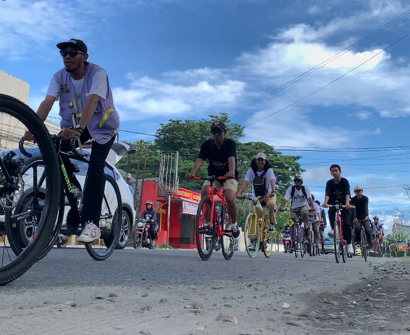Para member Spin 4 Fun saat Gowes melintasi salah satu bilangan jalan di Pusat Kota Timika. (Foto: Cenderawasih Pos/Moh. Wahyu Welerubun).
