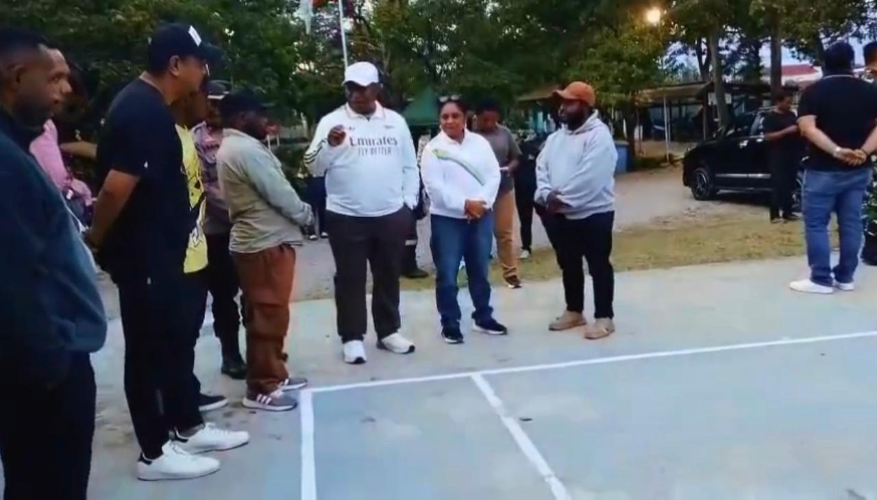 Bupati Jayawijaya Atenius Murib didampingi Istri saat menyaksikan pembukaan Wamena Fun Basket Ball Ke III di lapangan SMA Negeri 1 Wamena, Senin (15/12/2025). (Ceposonline.com/Deni Tonjau)