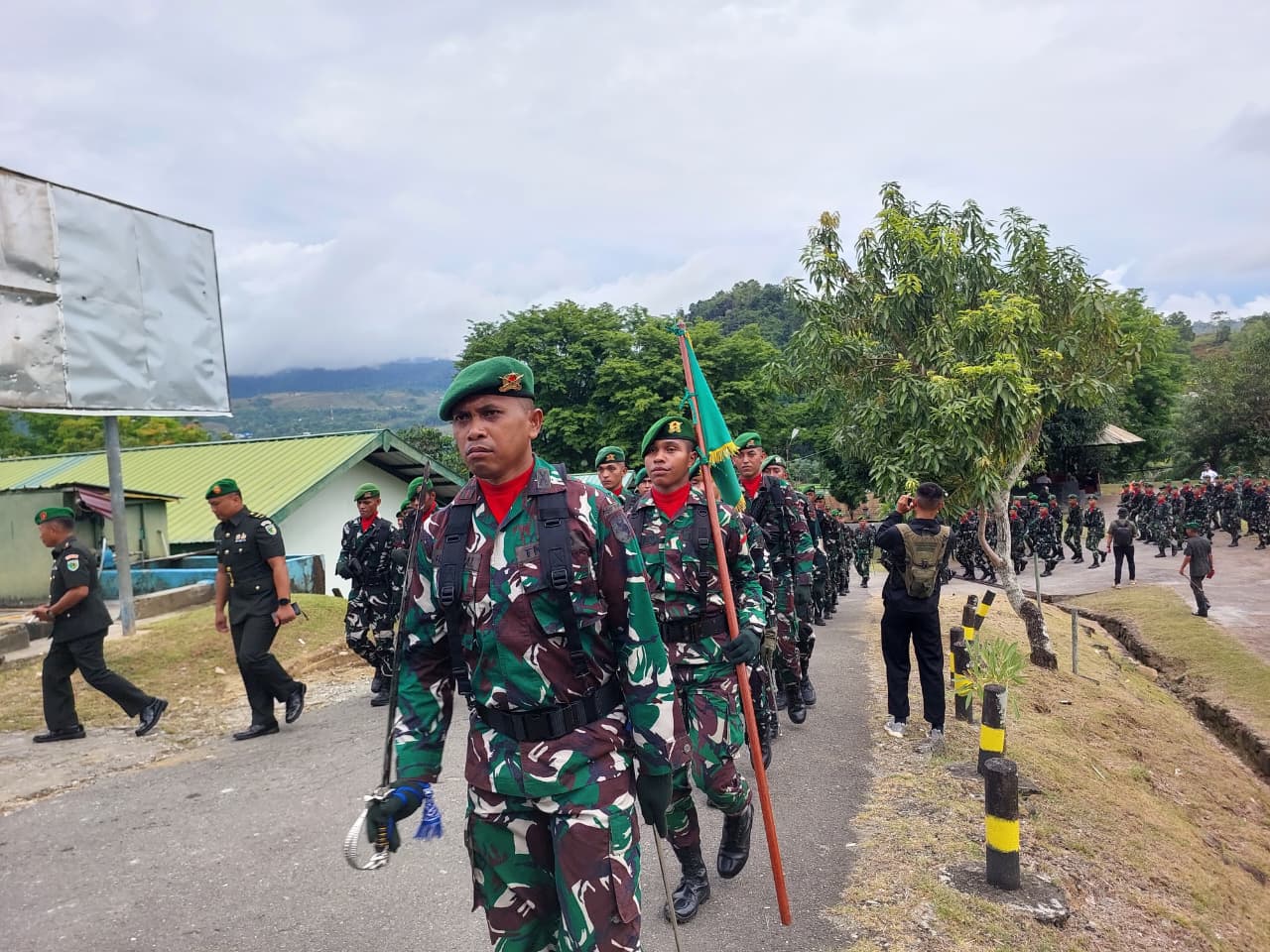 Prajurit TNI AD, Kodam XVII/Cendrawasih usai mengikuti Upacara Peringatan Hari Juang TNI AD di Lapangan Denzipur, Senin (15/12/2025). (CEPOSONLINE.COM/Karel)