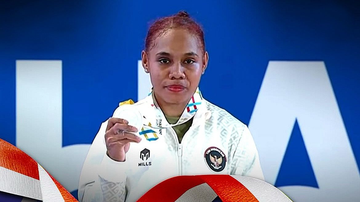 Lifter Indonesia asal Papua Natasya Beteyob saat memperoleh medali perak di ajang SEA Games 2025 Thailand. (KEMENPORA)