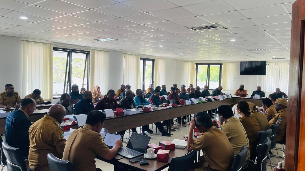 Rapat TAPD Pemkab Jayawijaya Bersama dengan Banggar DPRK Jayawijaya yang dilakukan di ruang rapat dewan, Senin (15/12/2025). (Ceposonline.com/Deni)