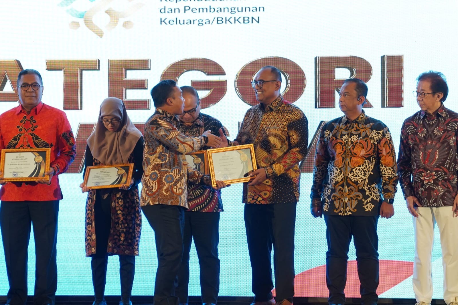 Menteri Kemendukbangga, Dr. H. Wihaji, S.Ag., M.Pd menyerahkan penghargaan kepada Direktur TSE Group, Luwy Leunufna dalam gelaran &ldquo;Genting Collaboration Summit Tahun 2025&rdquo;, Rabu (10/12/2025).