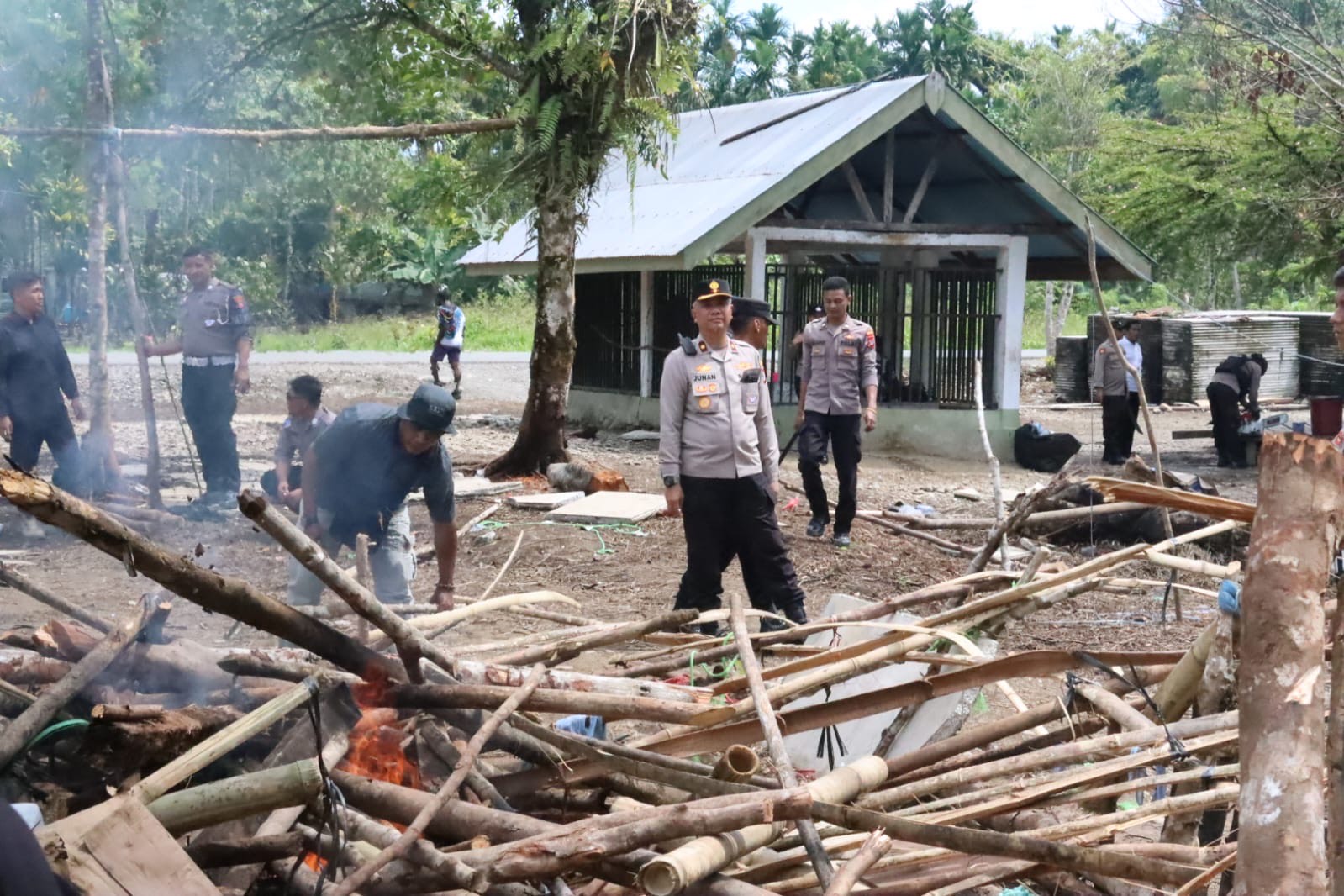 Aparat gabungan melakukan pembongkaran tenda perang hari kedua di Kampung Amole, Distrik Kwamki Narama, Mimika, Papua Tengah, Selasa (16/12/2025). (Foto: Humas Polres Mimika).