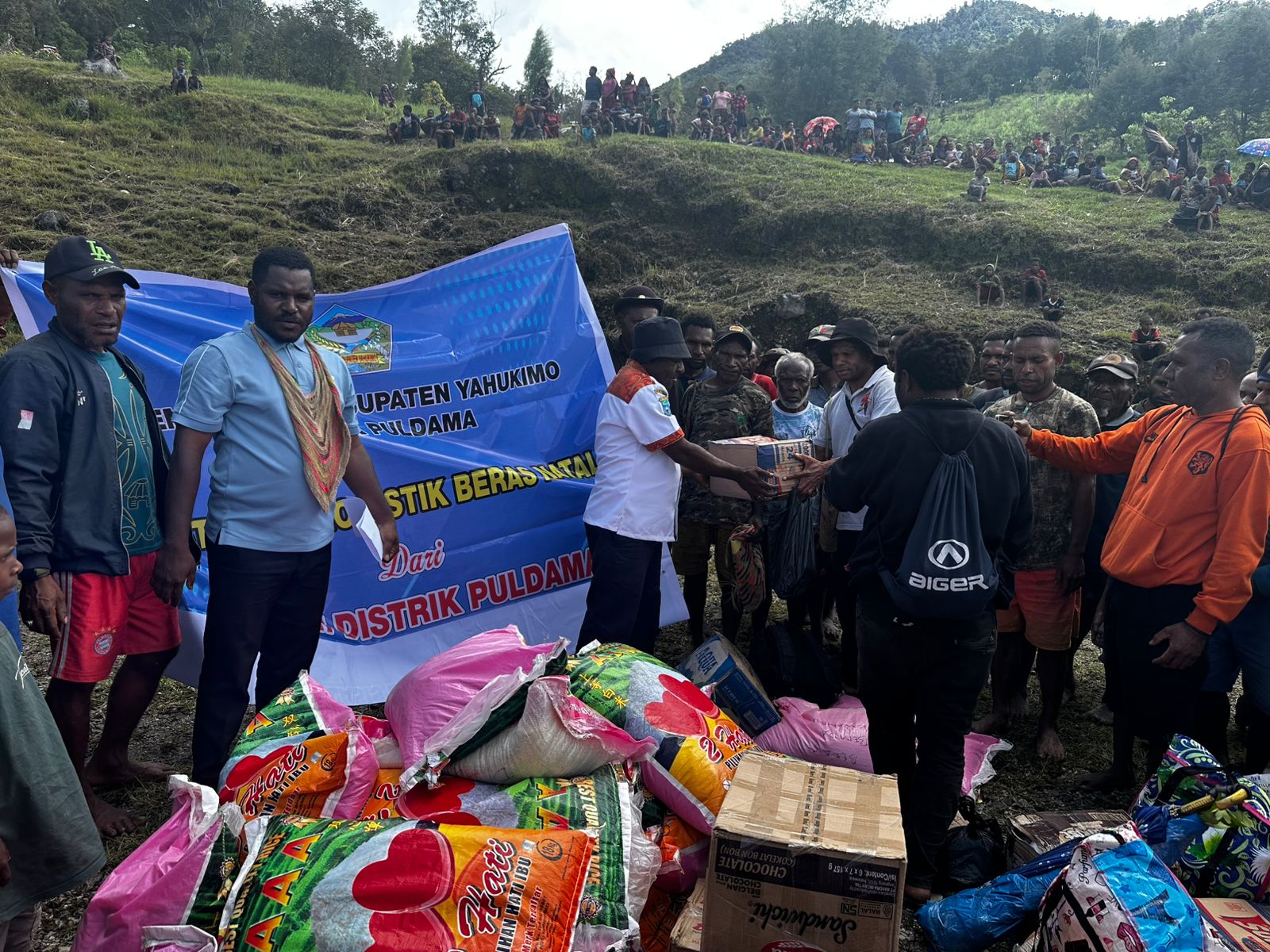 Penyerahan bantuan dari Kepala Distrik Puldama kepada jemaat GIDI Klasis Puldama, Selasa (16/5/2025). (dok pribadi)