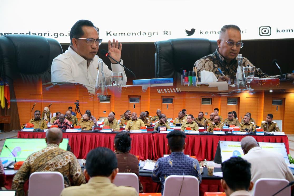 Mendagri Tito Karnavian dan Ketua Komite Eksekutif Percepatan Pembangunan Otsus Papua, Velix Wanggai, memimpin rapat bersama kepala daerah se-Papua di Jakarta, Senin, 15 Desember 2025. (KEMENDAGRI)