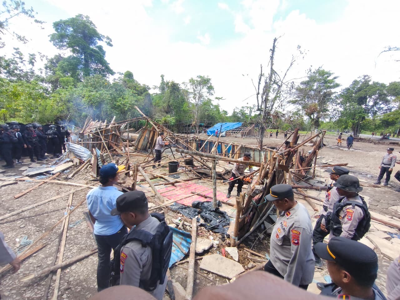 Personel gabungan membongkar tenda-tenda perang di Kampung Amole, Distrik Kwamki Narama, Senin (15/12/2025), (Foto: Humas Polres Mimika).
