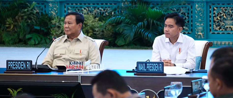 Presiden Prabowo Subianto (kiri) dan Wakil Presiden Gibran Rakabuming (kanan) membahas percepatan pembangunan Papua di Istana Kepresidenan Jakarta, Selasa 16 Desember 2025.