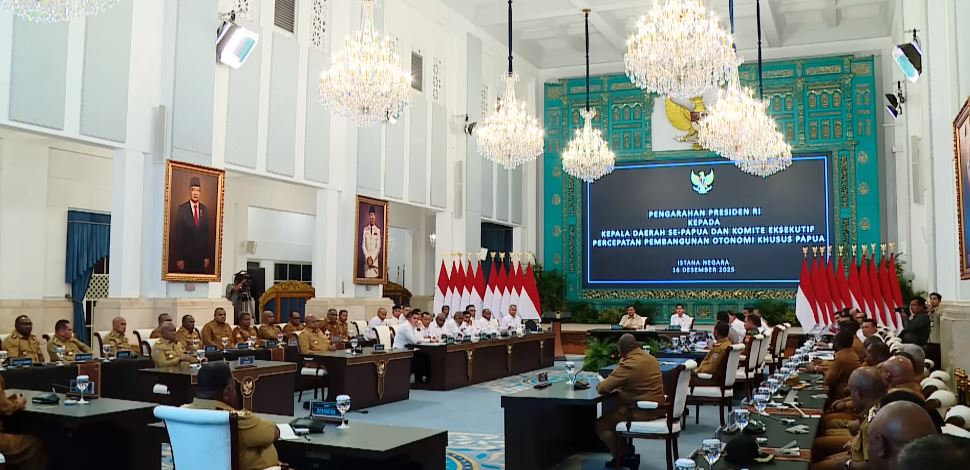 Presiden Prabowo Subianto memberikan pengarahan kepada kepala daerah se-tanah Papua di Istana Kepresidenan Jakarta pada Selasa, 16 Desember 2025. (TANGKAPAN LAYAR YOUTUBE SETPRES)