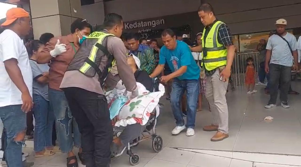 Terlihat petugas AVSEC (Aviation Security) saat mengevakuasi seorang pasien rujukan asal Merauke di Bandara Sentani, yang akhirnya meninggal dunia, Rabu (15/12/2025). (CEPOS ONLINE.COM/ISTIMEWA).