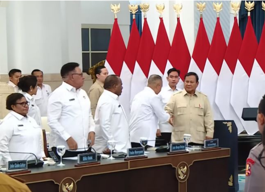 Presiden Prabowo Subianto saat berjabat tangan dengan ketua dan anggota Komite Eksekutif Percepatan Pembangunan Otsus Papua di Istana Kepresidenan Jakarta, Selasa 16 Desember 2025.