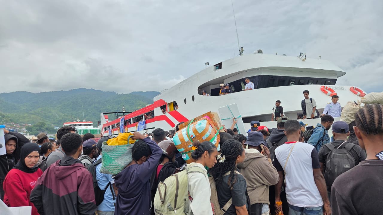 Wagub Papua, Aryoko Rumaropen saat menyaksikan masyarakat yang naik ke atas kapal Cantika Lestari 77. Rabu (17/12/2025), Pemprov Papua melepas peserta Program Mudik Gratis Nataru.