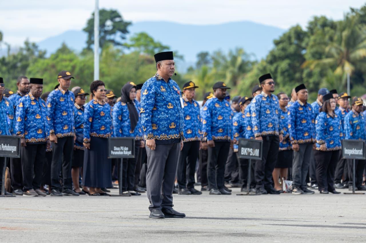 Apel Gabungan ASN Papua Tengah yang digelar di kantor Gubernur Papua Tengah dipimpin Staf Ahli II Bidang Kemasyarakatan, SDM, dan Pengembangan Otonomi Khusus Provinsi Papua Tengah, Ukkas.