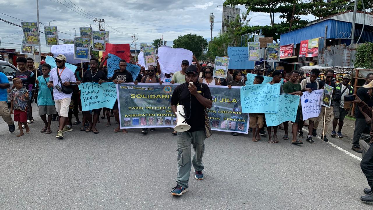 Massa yang hendak bergerak menuju ke Kantor DPRK Mimika dari Jalan Budi Utomo, dalam rangka Aksi Damai Untuk Kemanusian, Rabu (17/12/2025), (Foto: Cenderawasih Pos/Moh. Wahyu Welerubun).