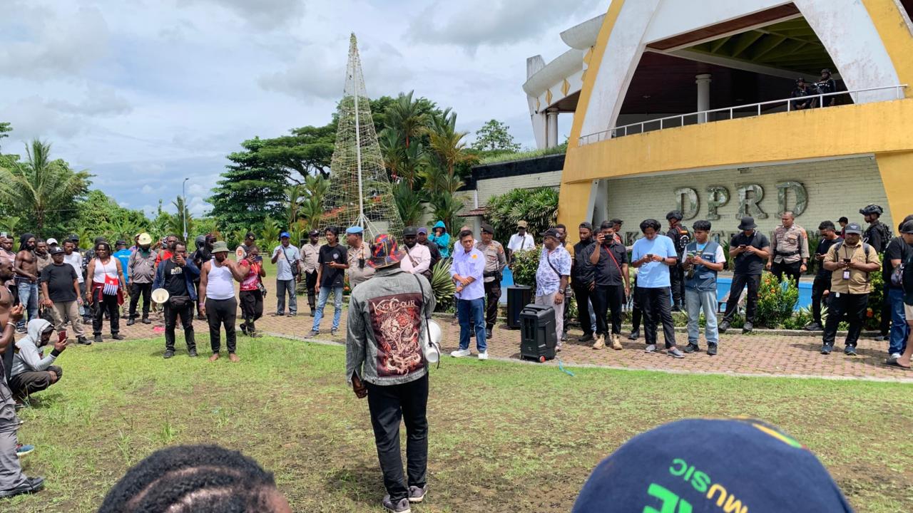 Massa membacakan tuntutan dalam Aksi Damai Untuk Kemanusian, Rabu (17/12/2025), (Foto: Cenderawasih Pos/Moh. Wahyu Welerubun).