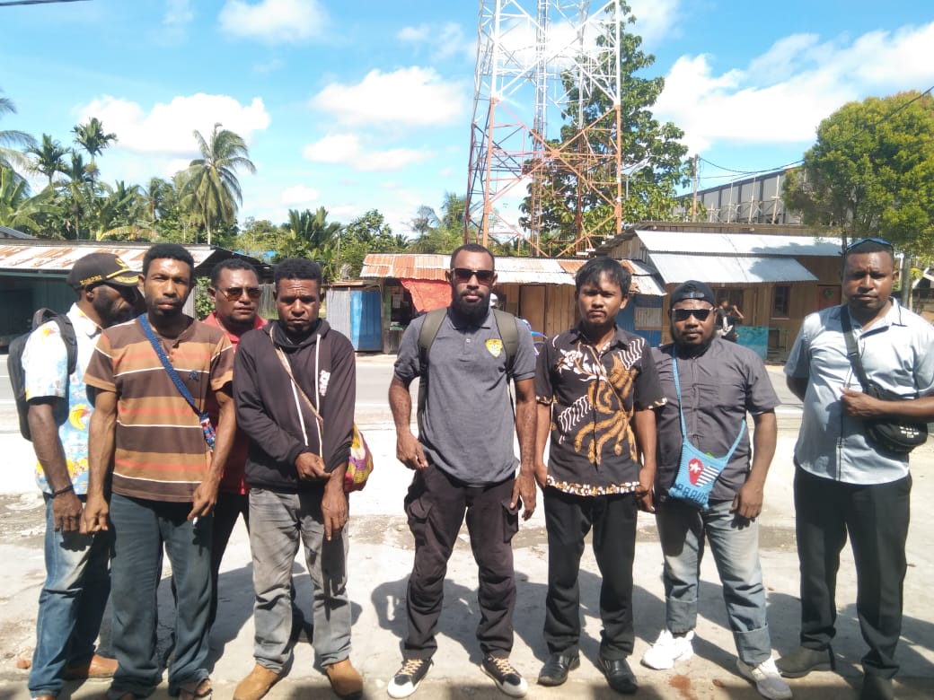 Ketua Forum Honorer Kabupaten Sarmi, Ones Bisim saat menyampaikan keterangan kepada Cenderawasih Pos, Kamis (19/12/2025). (CEPOSONLINE.COM/VICKY AMBANI)