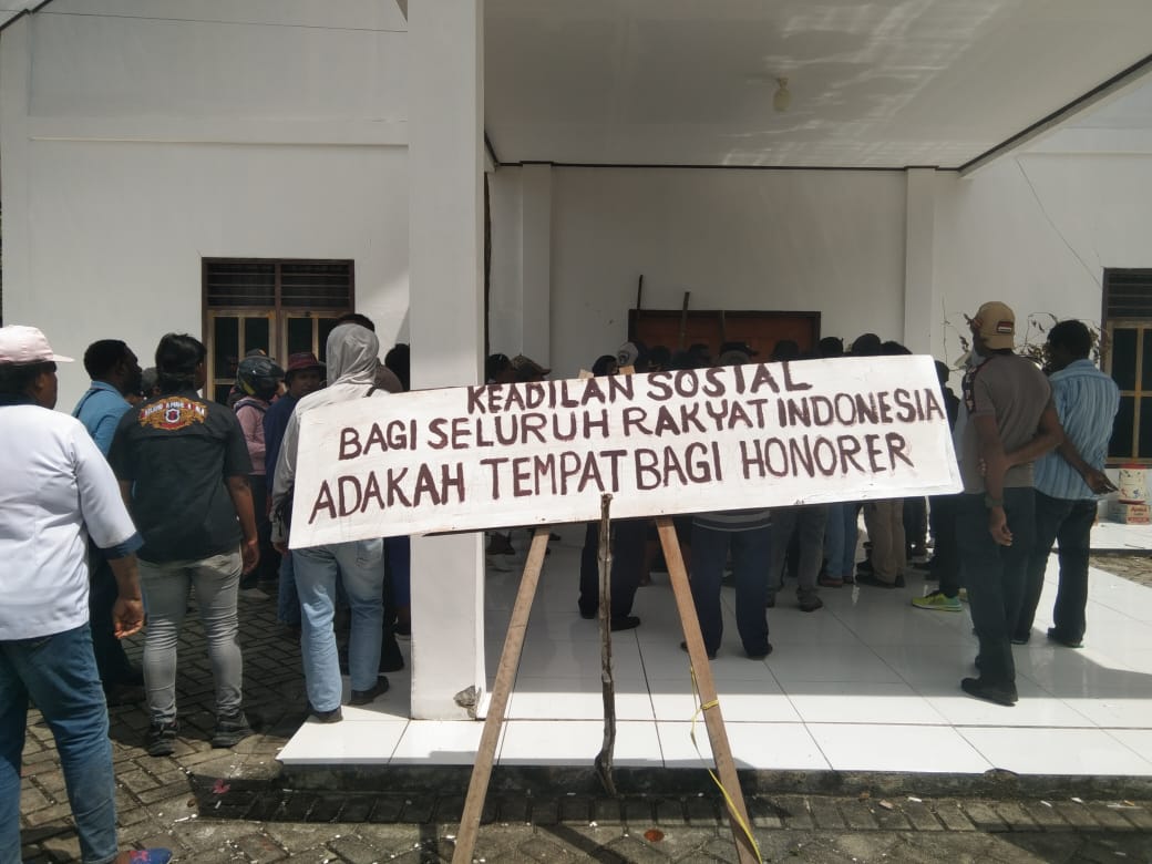 Anggota Forum Honorer Kabupaten Sarmi saat melakukan orasi di depan Kantor BKPSDM Sarmi, Kamis (18/12/2025). Dalam orasinya, mereka menuntut keadilan dan kepastian status tenaga honorer di daerah.