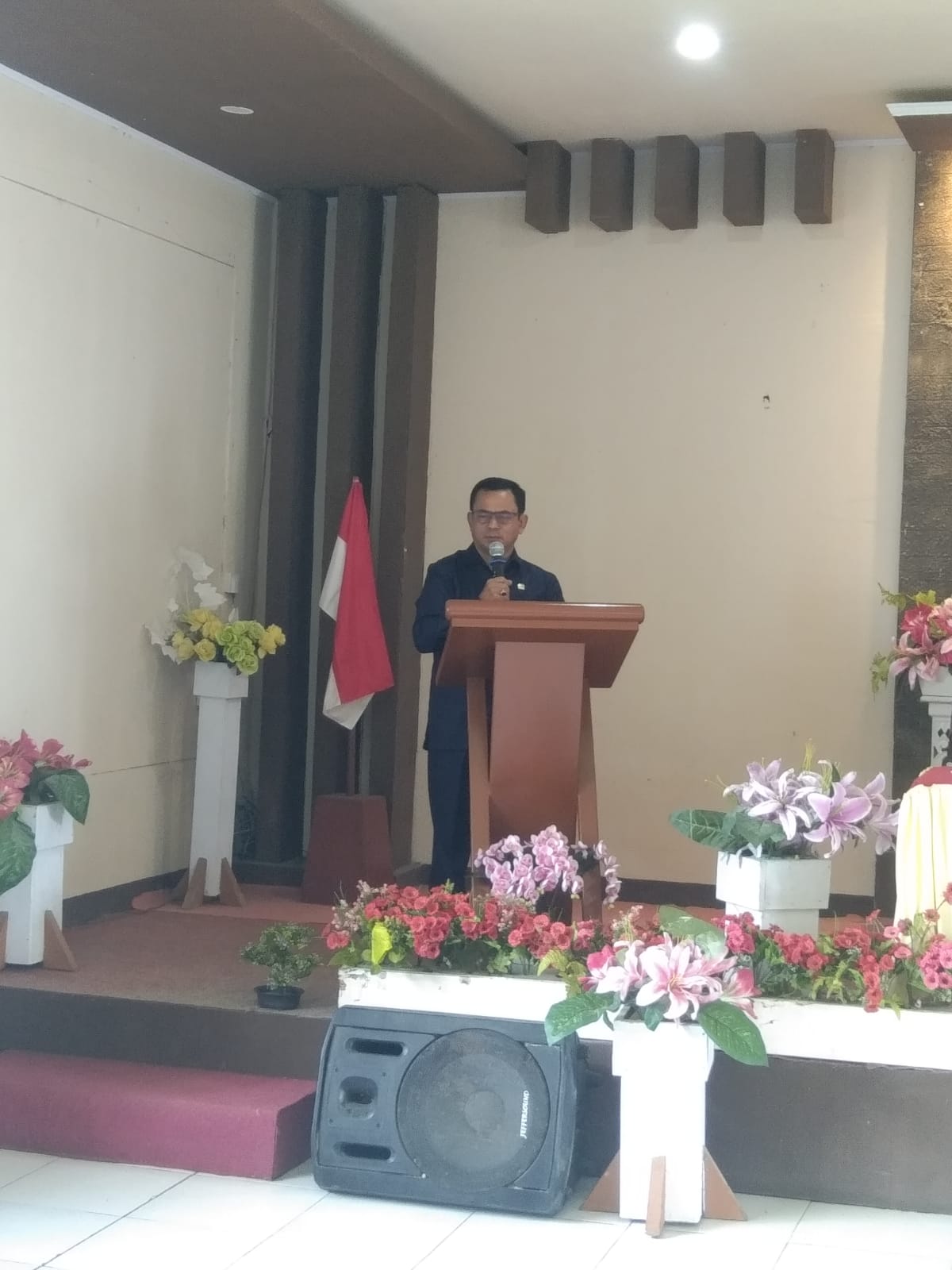 Anggota DPRK Sarmi, Robiyanto Pampang saat memberikan sambutan dalam kegiatan uji publik dua rancangan Perda di aula DPRK Sarmi, Kamis (18/12/2025). (CEPOSONLINE.COM/VICKY AMBANI)