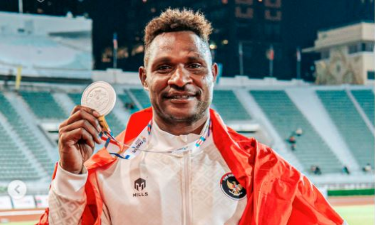 Atlet lempar lembing asal Papua, Silfanus Ndiken, raih medali perak dalam debutnya di SEA Games Thailand 2025 bersama Indonesia. (Instagram/Papua Athletics Center)