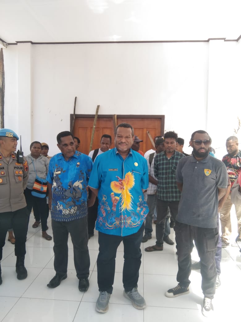 Pj. Sekda Kabupaten Sarmi, Eduard Dimomonmau saat memberikan penjelasan kepada Forum Honorer di depan Kantor BKPSDM Sarmi, Kamis (18/12/2025).(CEPOSONLINE.COM/VICKY AMBANI)