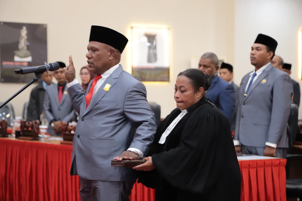 Ferdinand Hanuebi saat memberikan sumpah menjadi Wakil Ketua III Dewan Perwakilan Rakyat Kota Jayapura, Kamis (18/12/2025).(Ceposonline/com/Jimi).