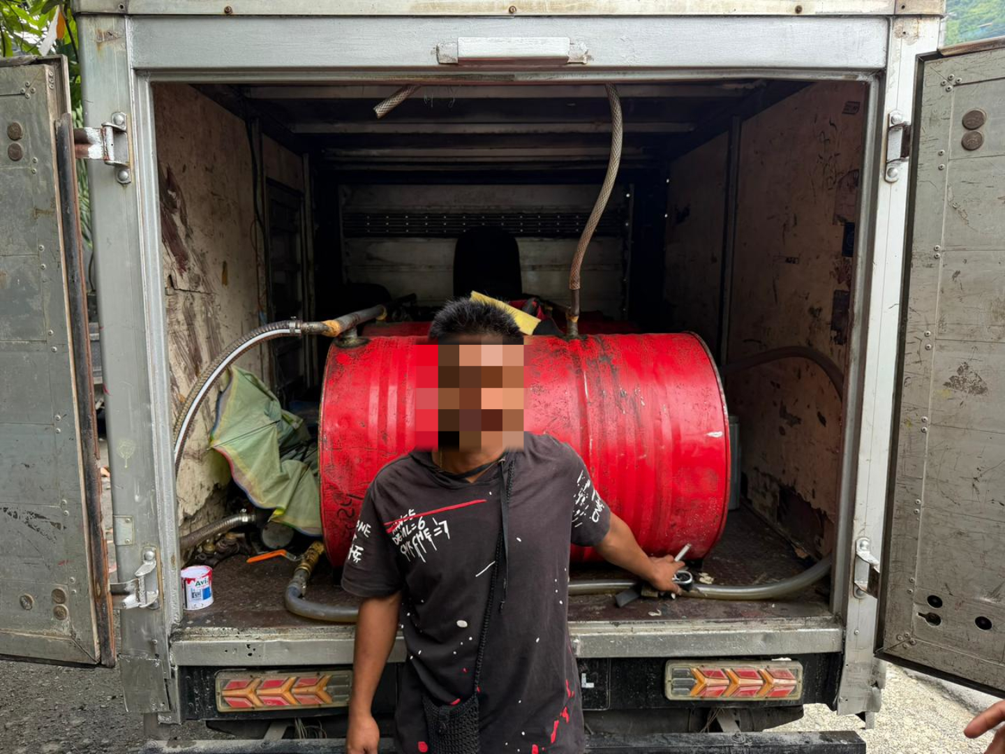 Tampak mobil yang diduga dimodifikasi untuk melakukan penimbunan BBM secara ilegal. (CEPOSONLINE.COM/SATPOL PP KOTA JAYAPURA).