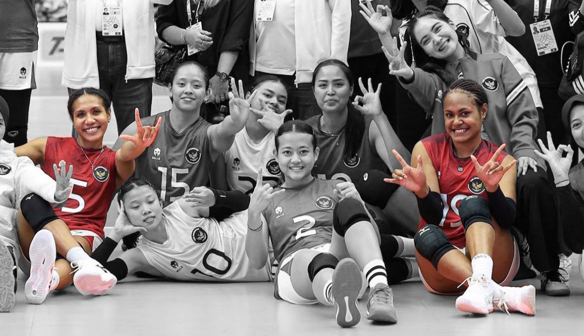 Mediol Stiovanny Yoku (kiri) dan Pascalina Mahuze (kanan), dua pevoli nasional asal Papua yang meraih medali perunggu di SEA Games Thailand 2025. (Instagram/Indonesian Volleyball)