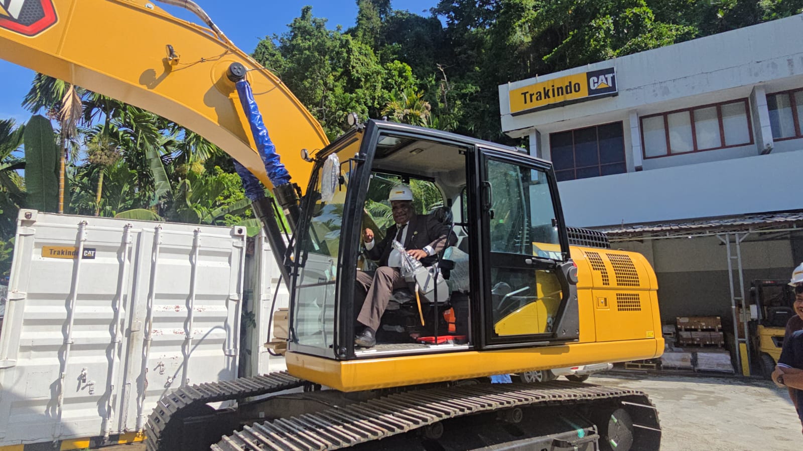 Wali Kota Jayapura, Abisai Rollo saat mencoba alat berat Ekskavator baru yang dibeli Pemkot Jayapura di Trakindo Jayapura, Jumat (19/12/2025). (CEPOSONLINE.COM/HANS PALEN)