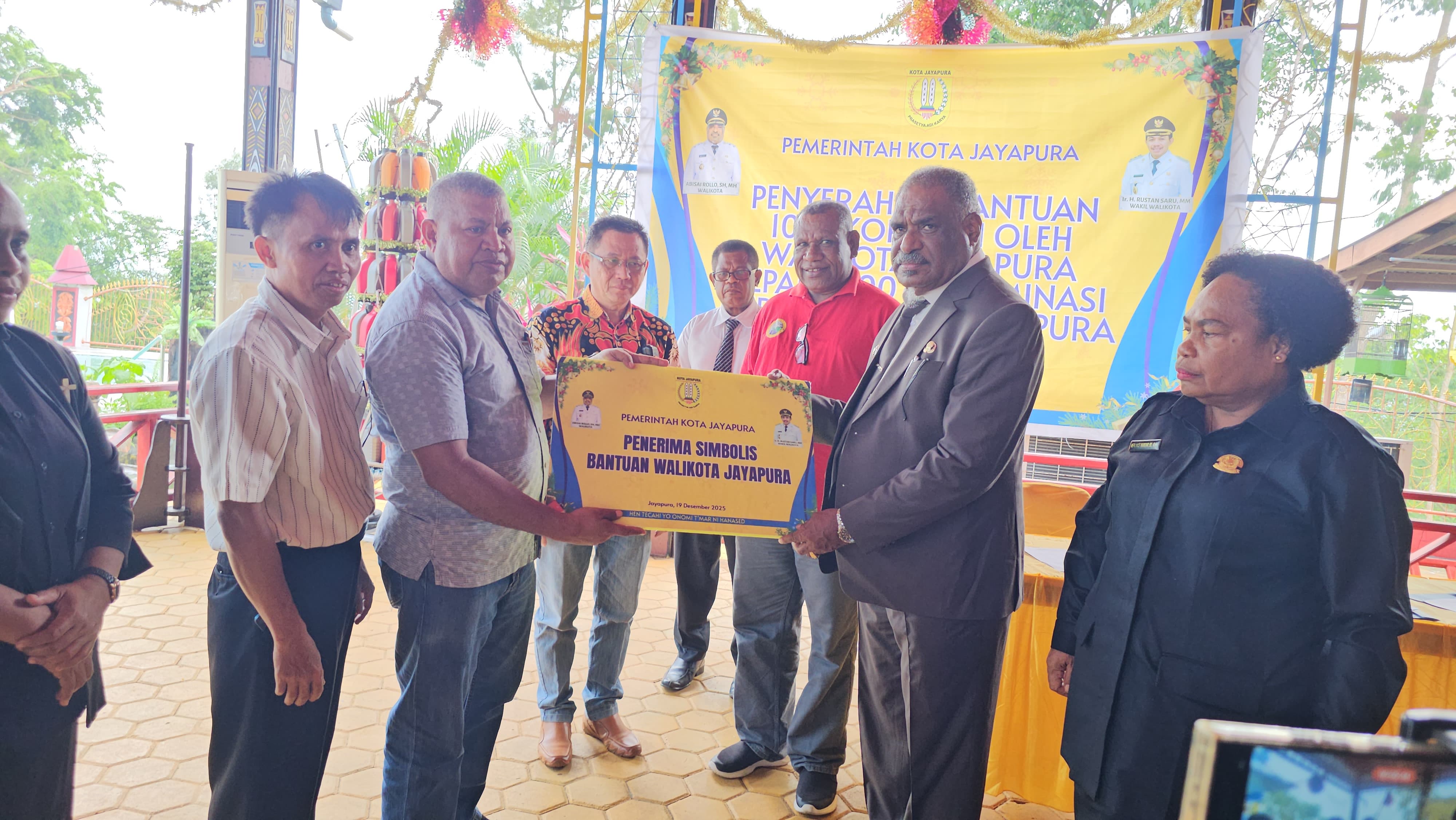 Wali Kota Jayapura, Abisai Rollo bersama para Pastor dan Pendeta saat menyerahkan secara simbolis bantuan Babi dan beras untuk 100 Gereja di Kota Jayapura, Jumat (19/12/2025).