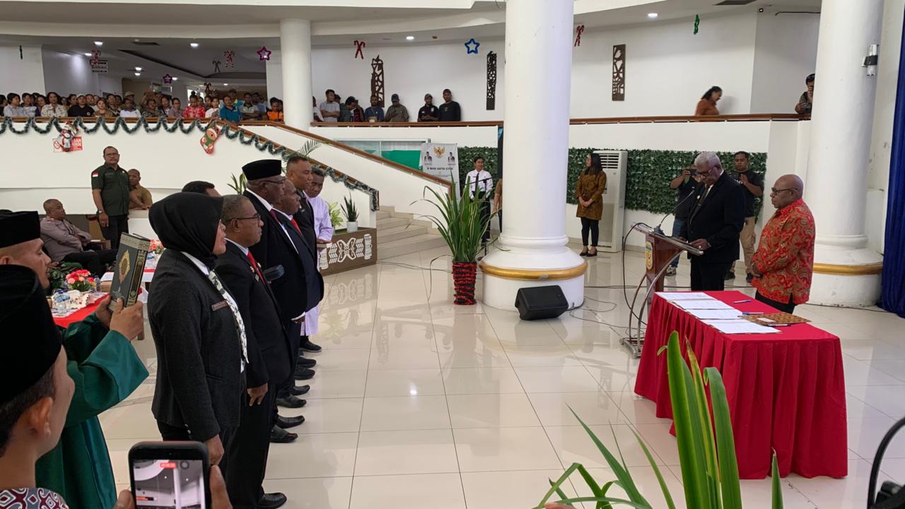 Momen pelantikan lima orang pejabat eselon di lingkungan Pemerintahan Kabupaten Mimika oleh Bupati Mimika Johannes Rettob, di gedung A Kantor Pusat Pemerintahan Kabupaten Mimika, Jumat (19/12/2025).