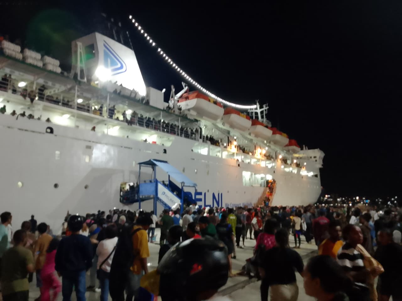 Ribuan penumpang membanjiri Pelabuhan Jayapura, Jumat (19/12/2025).  (Ceposonline.com/Istimewa)