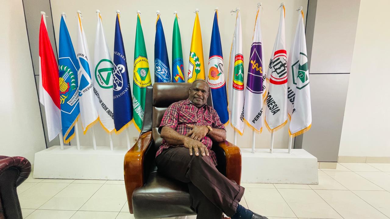 Plt Kepala Dinas Kesehatan Kabupaten Jayawijaya Lesman Tabuni (Ceposonline.com/Deni Tonjau)