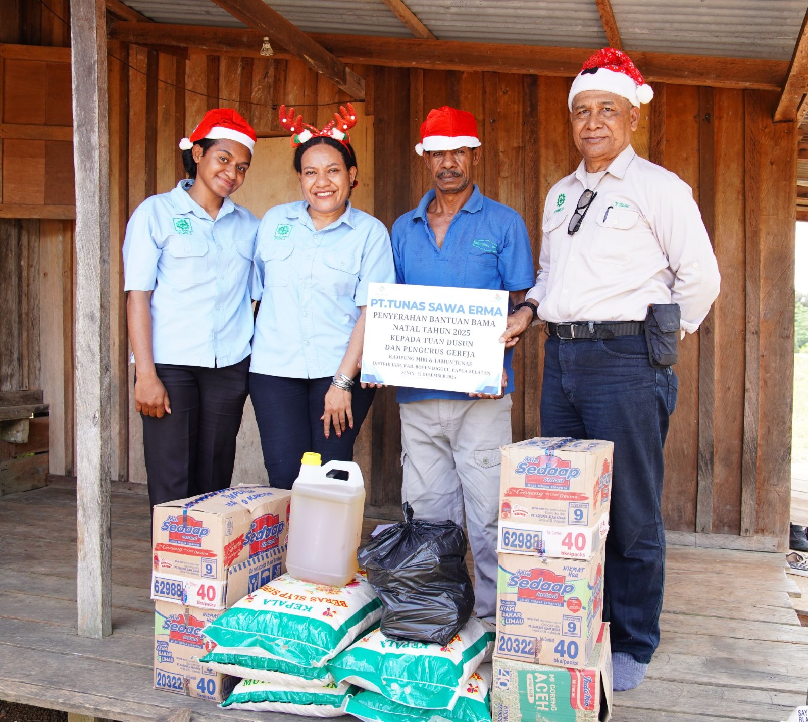 Pembagian sembako dari TSE Group kepada warga yang berada di area operasional perusahaan TSE group. (Ceposonline.com/Humas TSE)