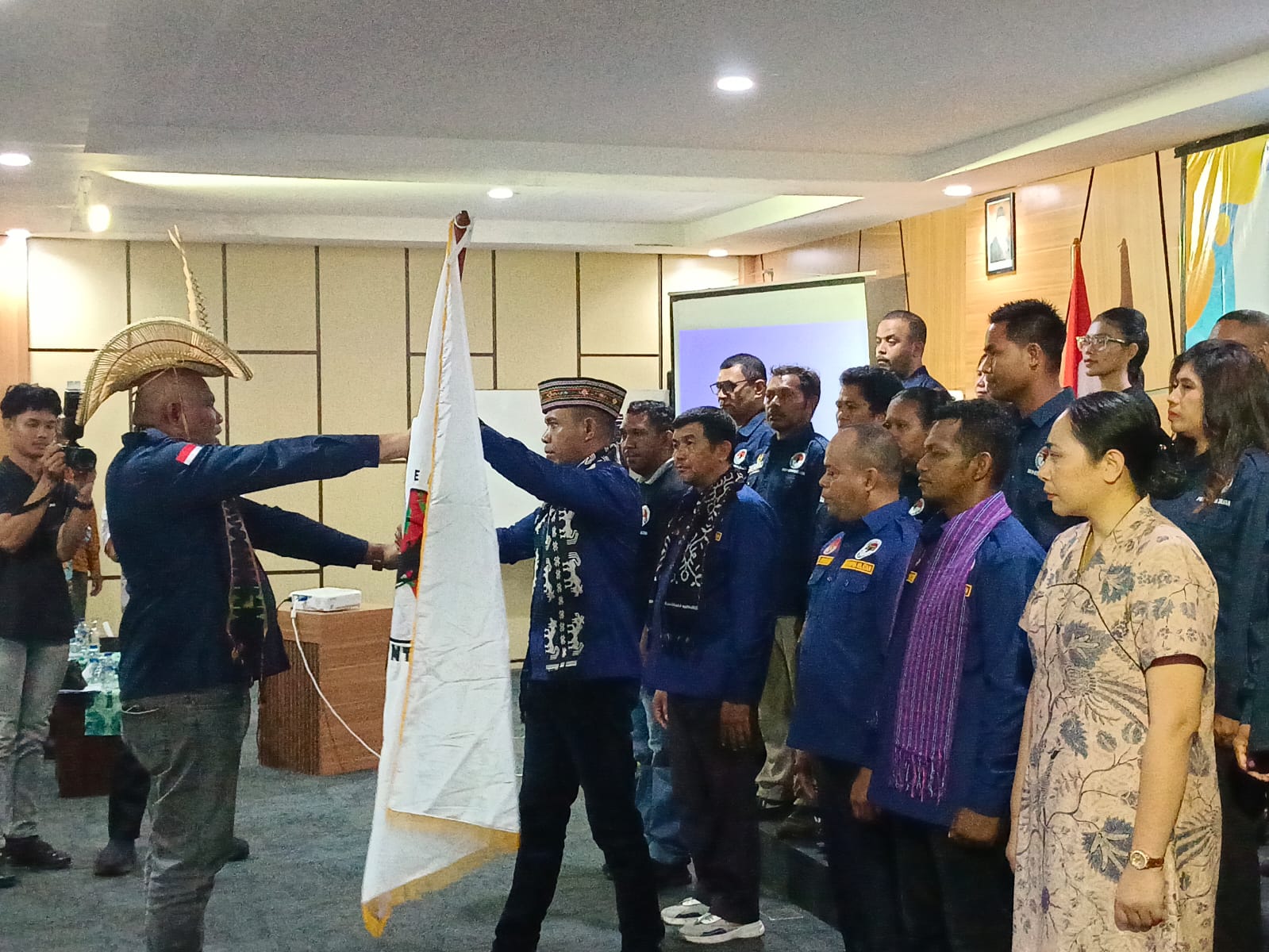 Ketua Umum DPP Forum Pemuda NTT, Yohanes Hiba Ndale saat menyerahkan pataka kepada Ketua DPW FPCN Papua Selatan Siprianus Muda pada pelantikan pengurus di Merauke, Jumat (19/12/2025) (Ceposonline.com/