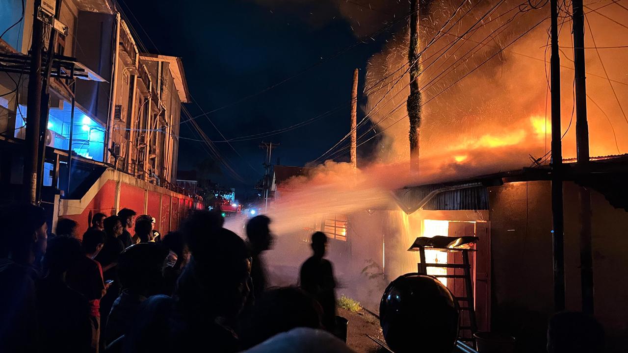 Pemadam kebakaran yang sedang berupaya menjinakkan api dalam peristiwa kebakaran di Jalan Pendidikan Jalur Satu, Sabtu (20/12/2025) dini hari. (Foto: Cenderawasih Pos/Moh. Wahyu Welerubun).