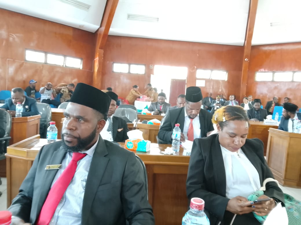 Rapat Paripurna Pembahasan dan Penetapan APBD Induk Kabupaten Tolikara Tahun Anggaran 2026 di Aula Sidang DPRK Tolikara, Karubaga, Rabu (24/9/2025).(Ceposonline.com/Dosmkomdigi Tolikara)