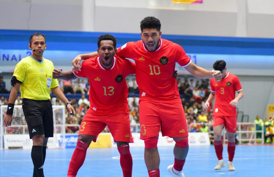 Brian Ick (kiri) dan Evan Soumilena (kanan), dua punggawa Timnas Futsal Indonesia asal Papua yang meraih emas di SEA Games Thailand 2025. (Timnas Futsal Indonesia)