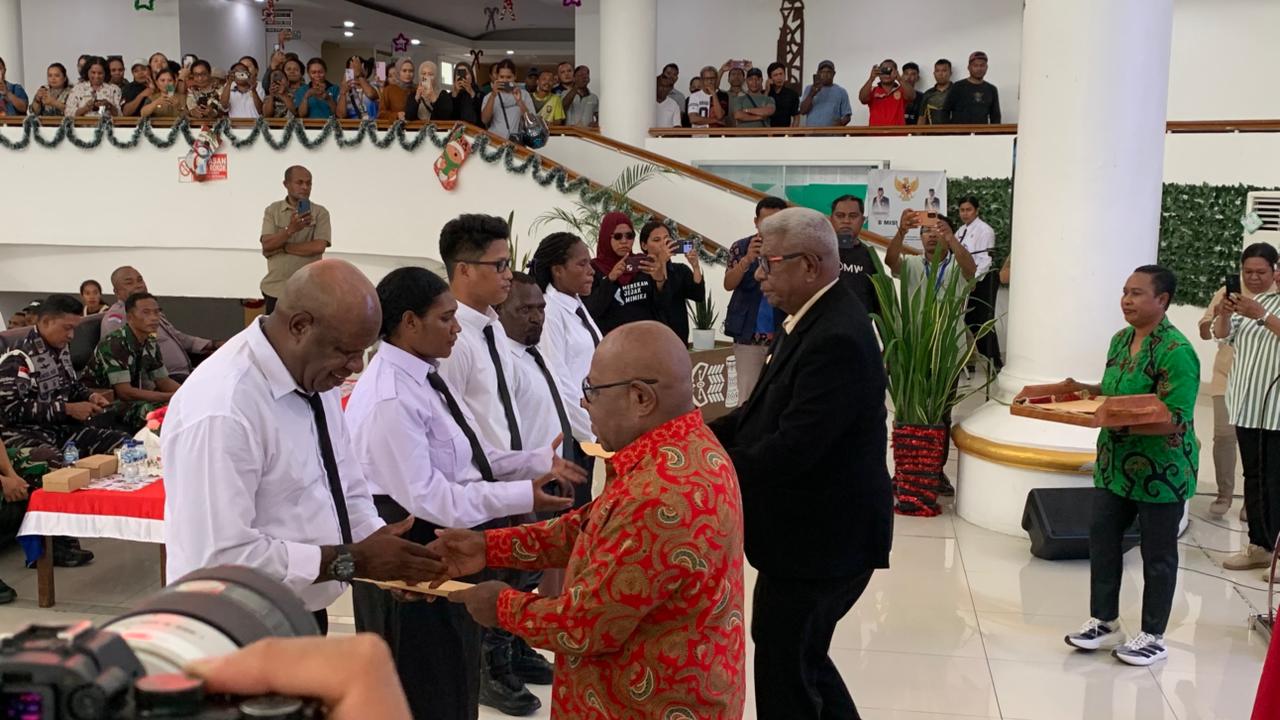Penyerahan SK PPPK oleh Bupati John dan Wabup Kemong kepada perwakilan PPPK lingkup Pemkab Mimika di gedung A Kantor Pusat Pemerintahan Kabupaten Mimika, Jumat 19 Desember 2025. (Cepos/wahyu)