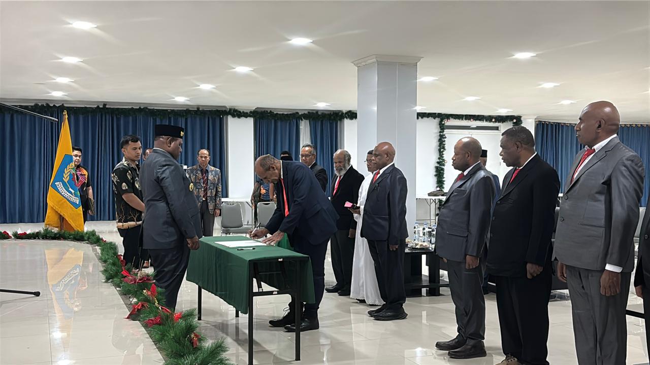 Bupati Jayawijaya Atenius Murib saat melantik 8 Pejabat Tinggi Pratama di lingkungan Pemkab Jayawijaya. jumat (19/12/2025) malam