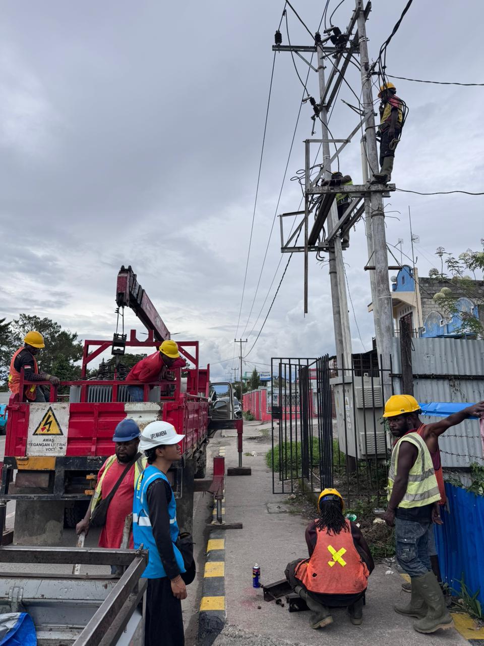 Petugas PLN UP3 Wamena Saat melakukan perbaikan sistem kelistrikan di beberapa tempat yang ada di Kota Wamena. Sabtu (20/12/2025). P