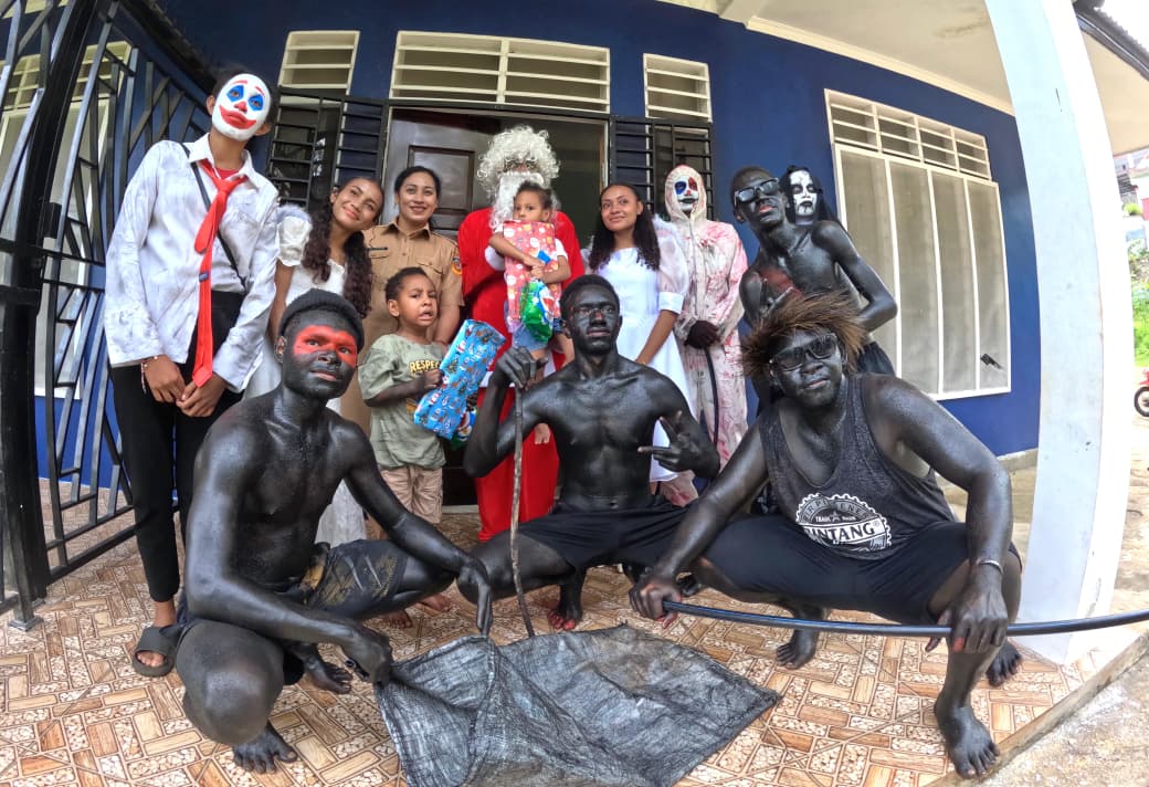 Rombongan Santa Claus bersama piet hitam saat menyambangi salah satu rumah warga di Kota Jayapura. (Ceposonline.com/Erianto)