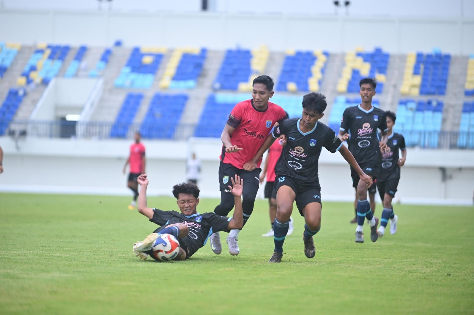 Tim Persela Lamongan saat berlatih di Stadion Surajaya Lamongan Sabtu (20/12). Pesela akan mantapkan persiapan sebelum pertengahan pekan ini akan bertolak ke Jayapura menghadapi tuan rumah Persipura.