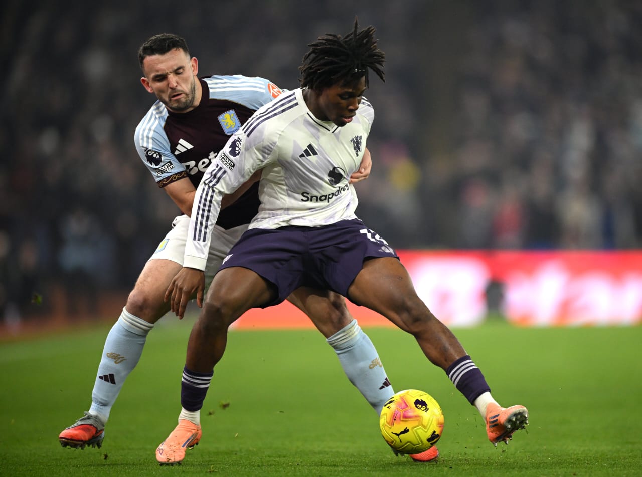 Pemain Manchester United Patrick Dorgu dikawal pemain Aston Villa Jhon McGinn di Villa Park, Minggu malam waktu setempat atau Senin (22/12/2025) dini hari. (Ceposonlune.com/X.Machester United)