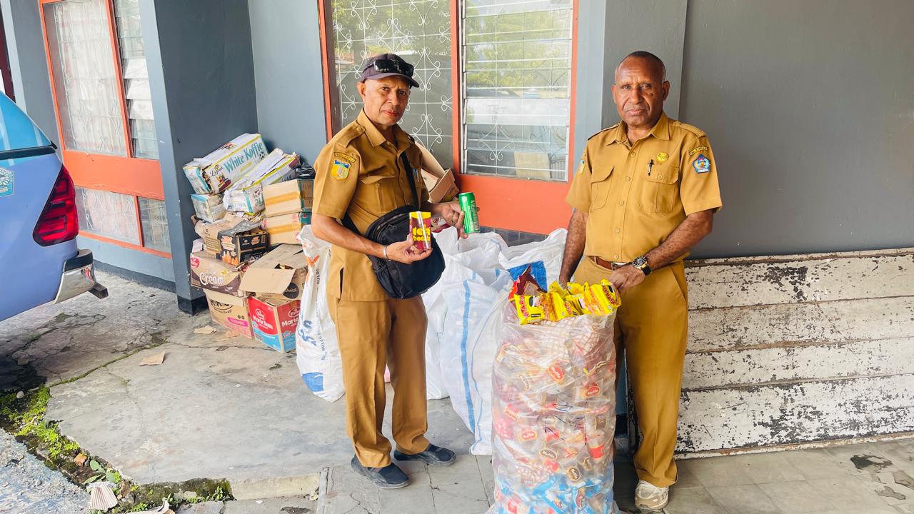 Plt Kepala Disnakerindag Jayawijaya Isak Hubi menunjukkan berbagai jenis makanan dan minuman ringan expired yang berhasil disita dari kios dan toko yang ada di Kota Wamena. Senin (22/12/2025).