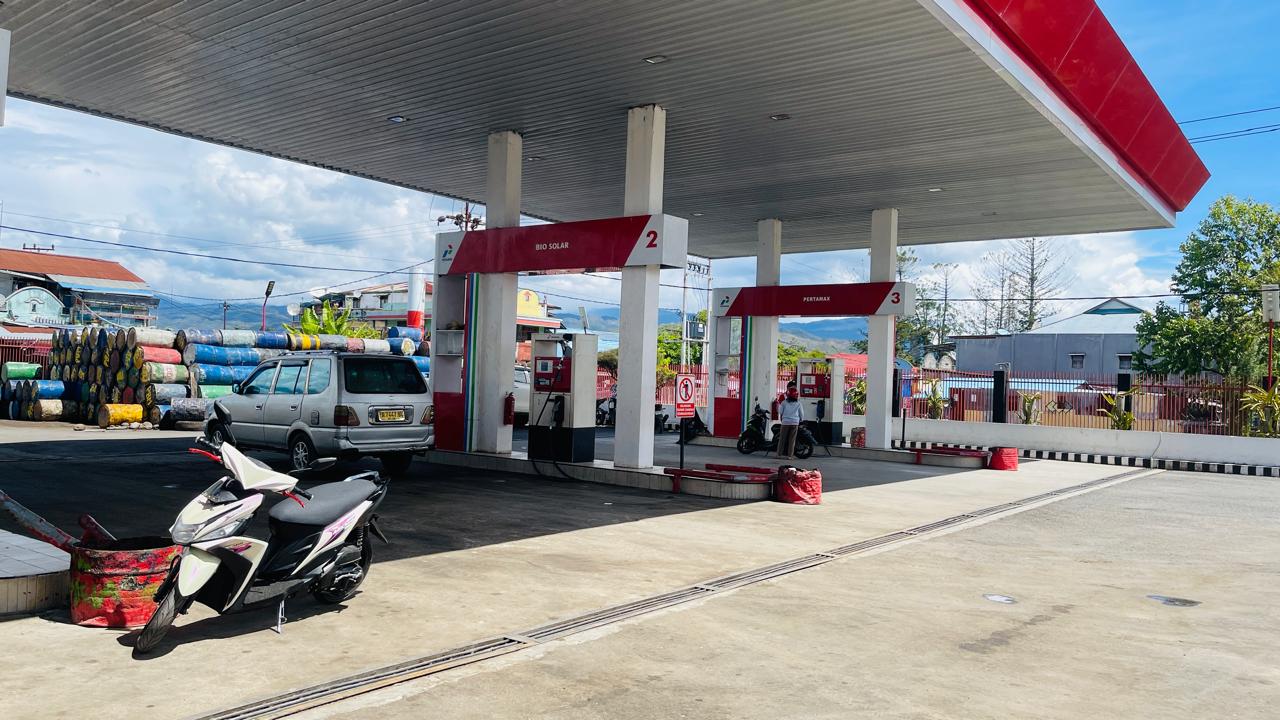 SPBU Putra Baliem Mandiri yang berada di tengah Kota Wamena. Senin (22/12/2025). (Ceposonline.com/Deni Tonjau)