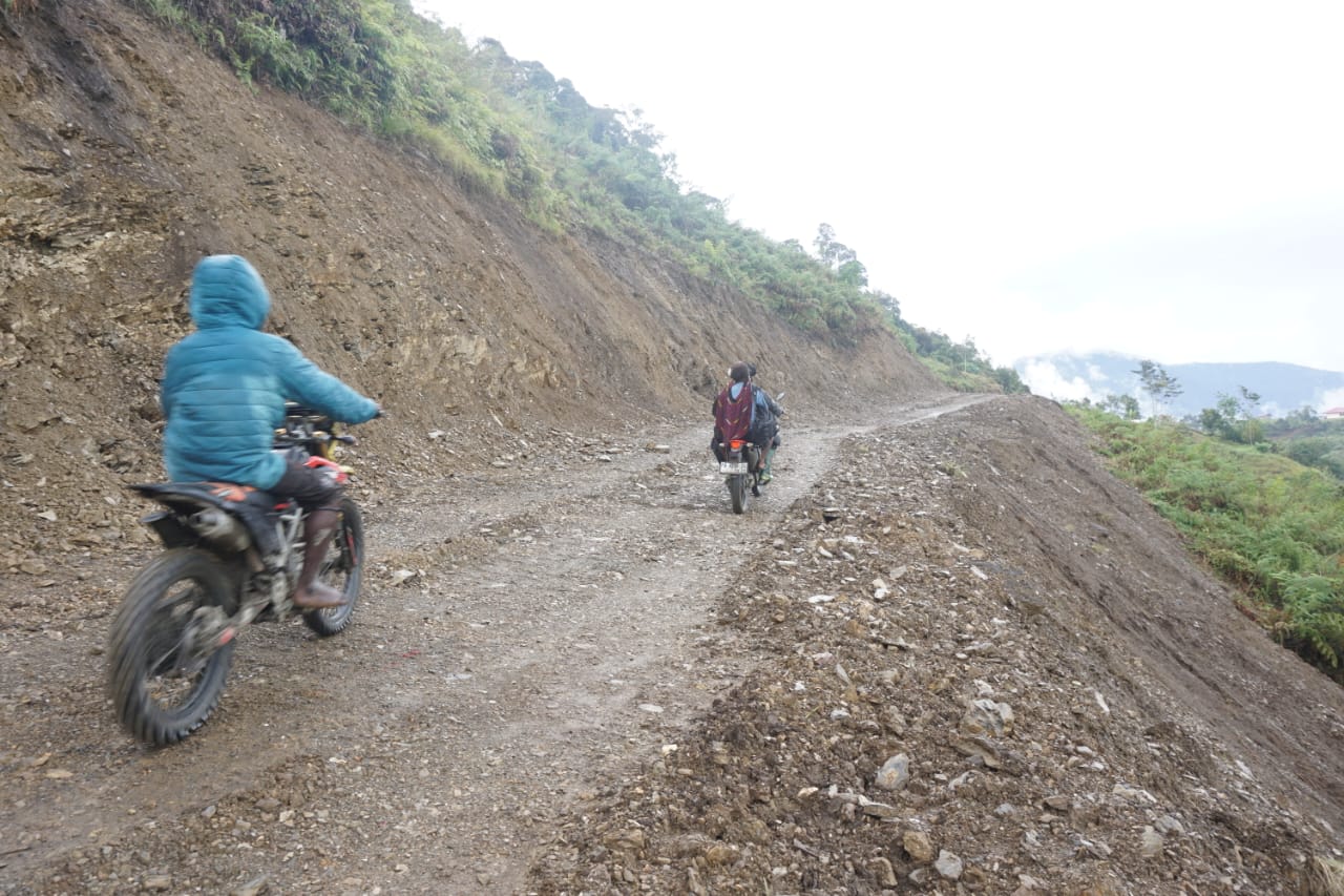 Ruas jalan Jalan penghubung tiga Kampung di Distrik Aweku, yang diresmikan Wakil Bupati Tolikara, Yotam Wonda, SH, M.Si,, Jumat (1912/2025).