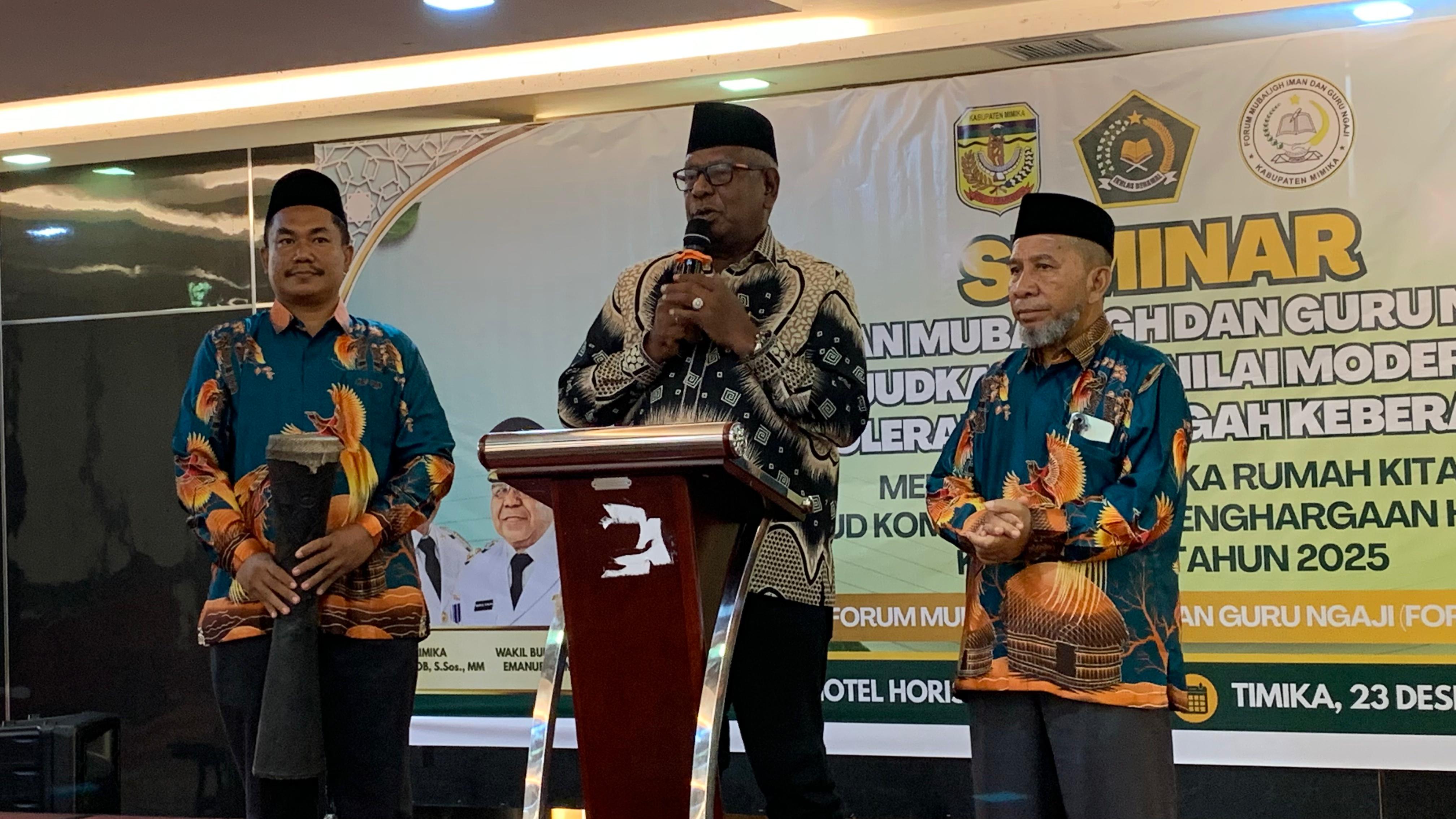 Bupati Mimika Johannes Rettob membuka Seminar Peran Mubaligh dan Guru Ngaji di Ballroom Hotel Horison Diana Timika, Selasa (23/12/2025), (Foto: Cenderawasih Pos/Moh. Wahyu Welerubun).