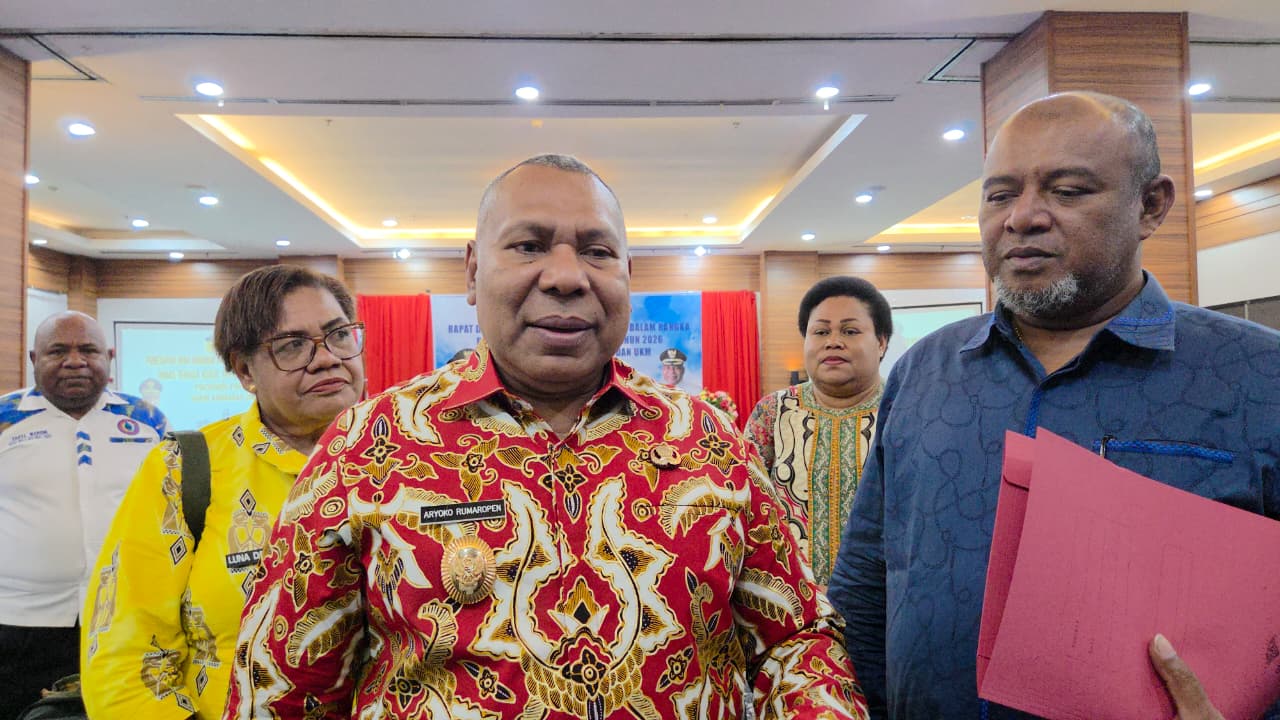 Wakil Gubernur Papua Aryoko Rumaropen didampingi Plt. Kepala Dinas Tenaga Kerja Papua, Jimmy Tesa, Senin (22/12/2025).(Ceposonline.com/Elfira)