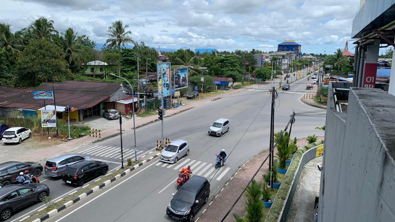 Potret terkini cuaca di Mimika, tepatnya di bilangan Jalan Cenderawasih, Rabu (24/12/2025). (Foto: Moh. Wahyu Welerubun).