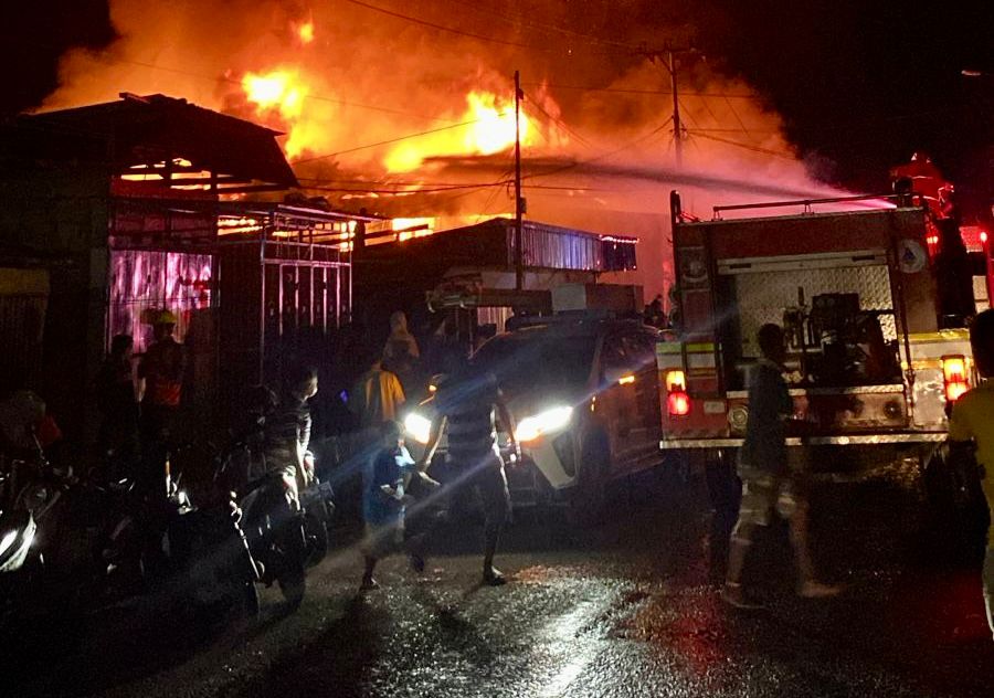 Potret 4 ruko yang terbakar di Jalan Jend. Ahmad Yani, Rabu (24/12/2025) dini hari. (Foto: Istimewa).
