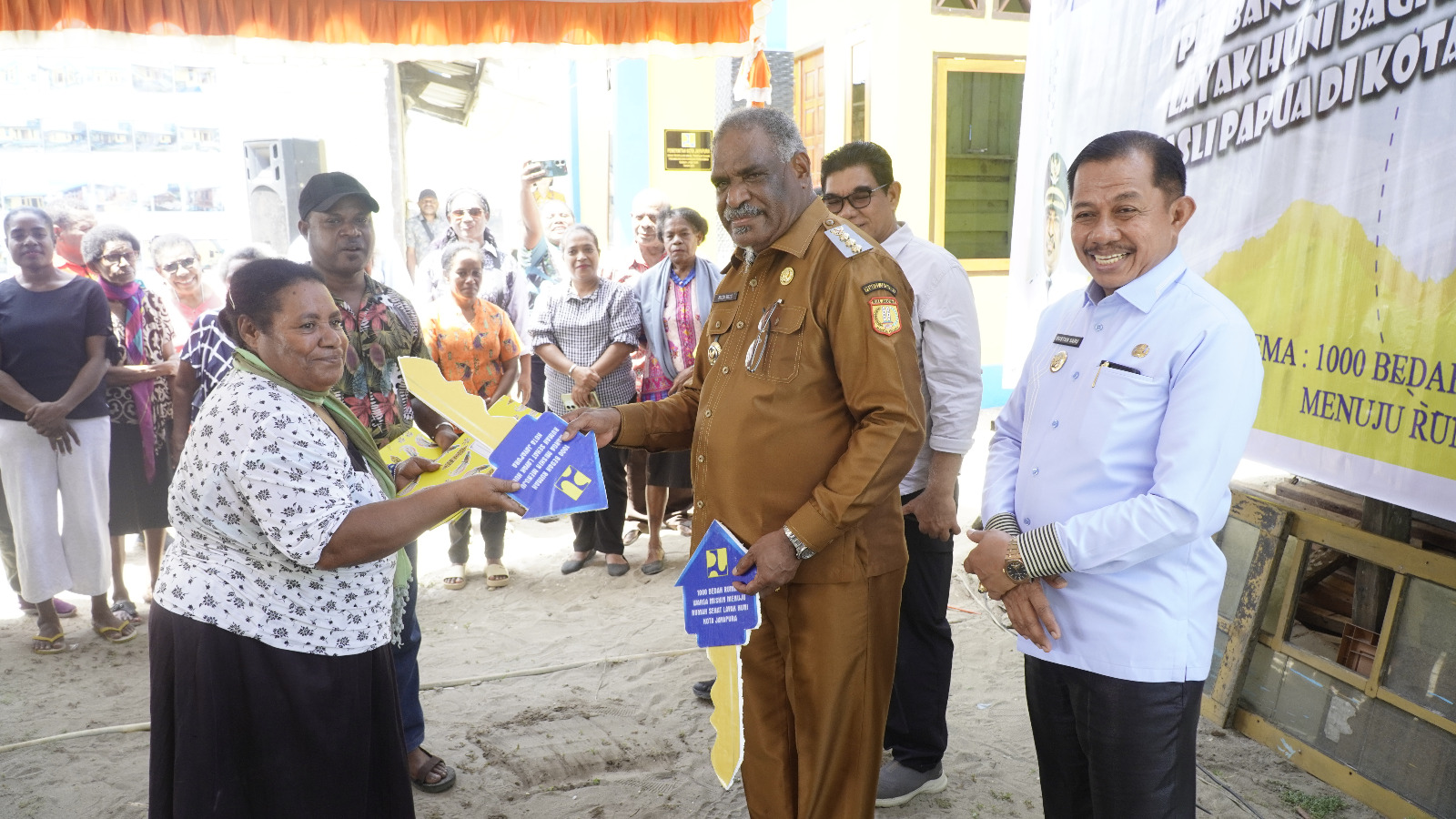 Wali Kota Jayapura, Abisai Rollo saat menyerahkan secara simbolis bantuan rumah layak huni kepada salah satu warga OAP di Kampung Skouw Yambe, Selasa (23/12/2025. (CEPOSONLINE.COM/HUMAS PEMKOT).